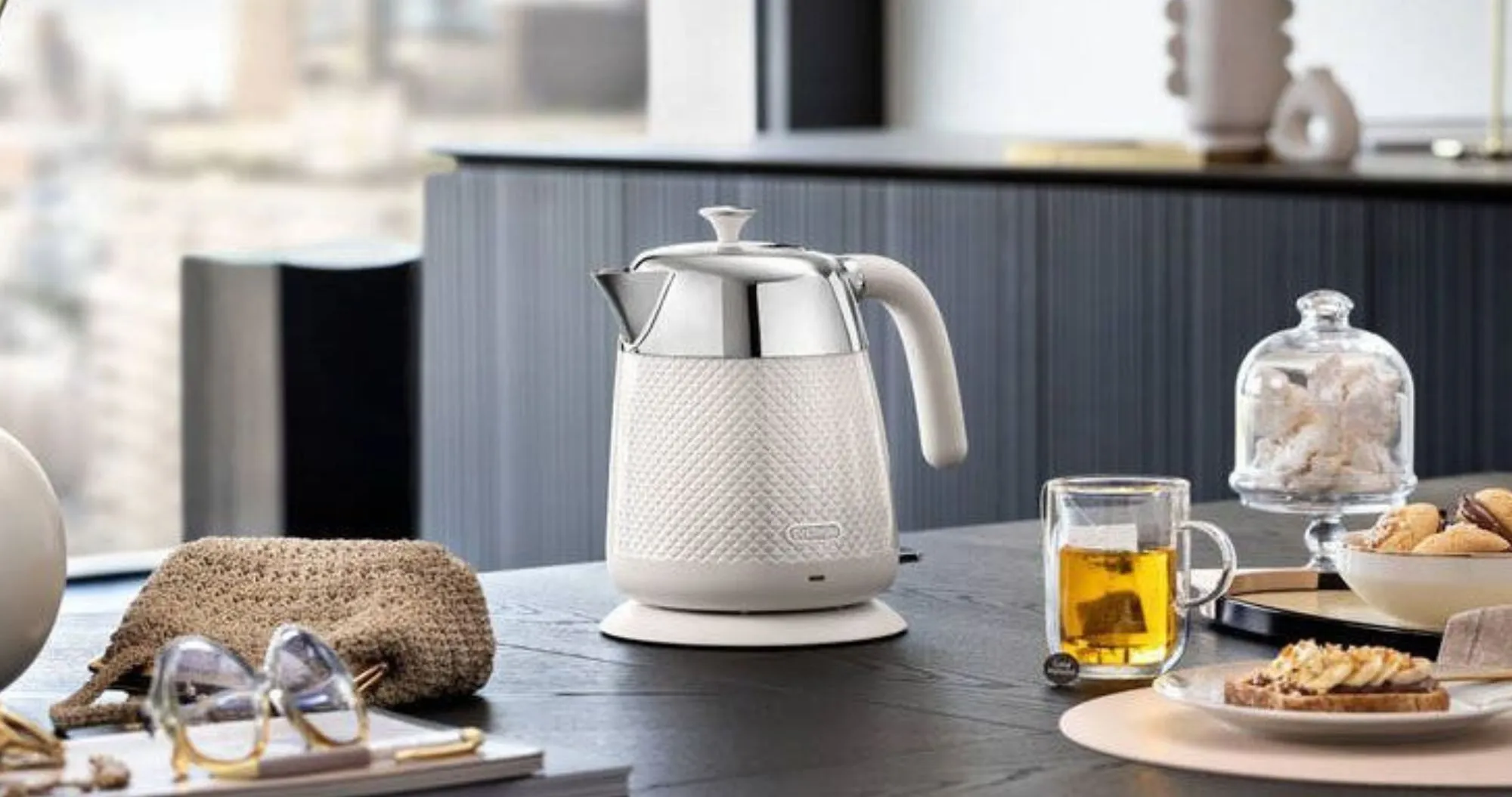 Електрочайник DeLonghi KBL 2001 W (Luminosa)