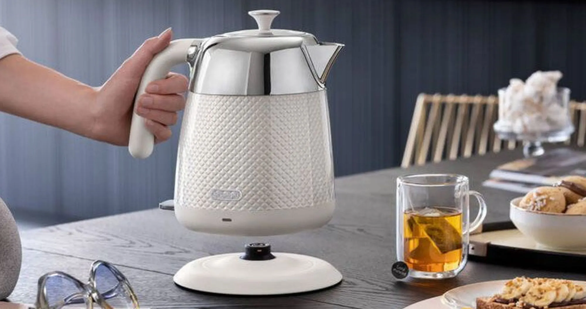 Електрочайник DeLonghi KBL 2001 W (Luminosa)