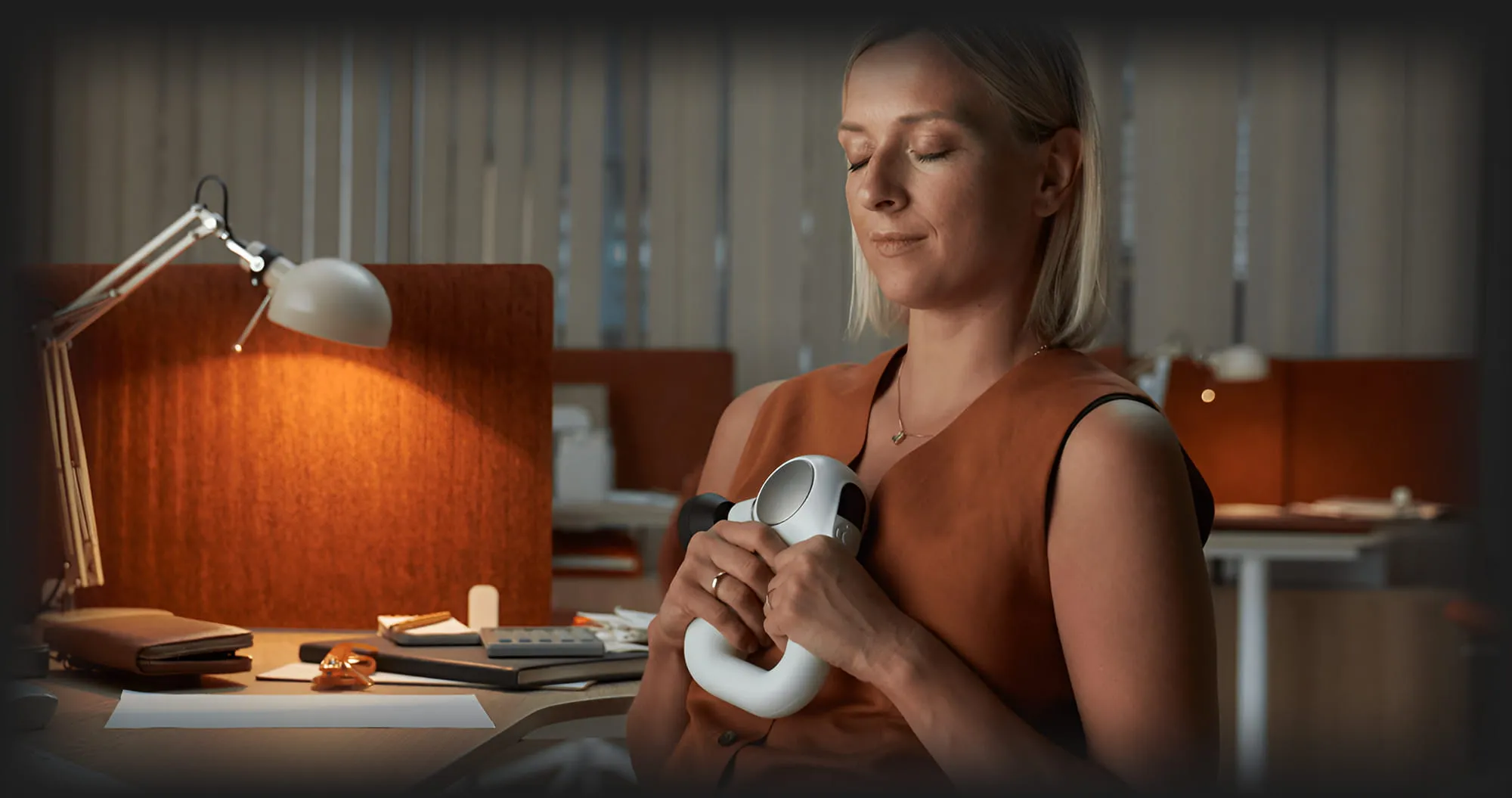 Перкусійний масажер Theragun Sense (White)